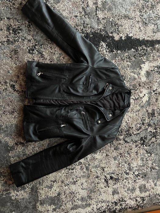 Vând geaca de piele dama noua