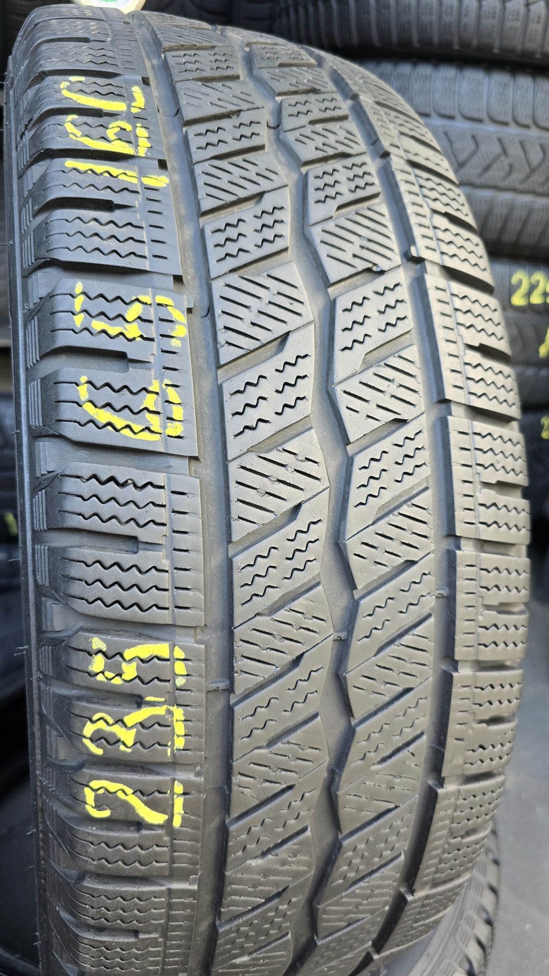 2 anvelope iarnă Hankook 235/65/16 C - dot 2022