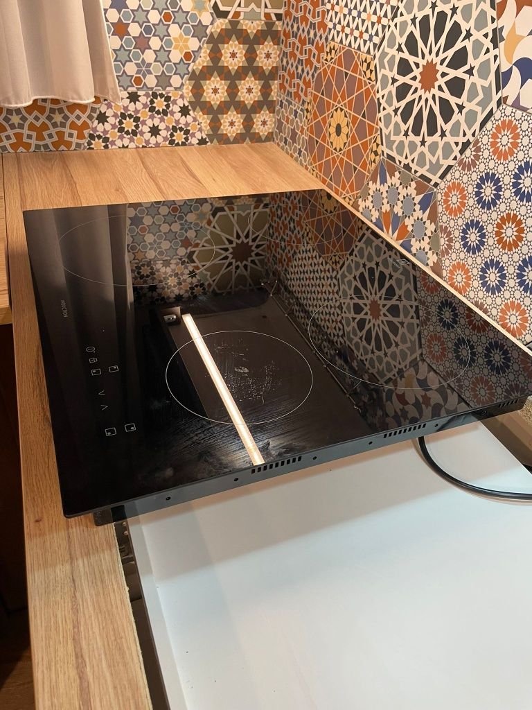 Vând plita pe inducție Electrolux