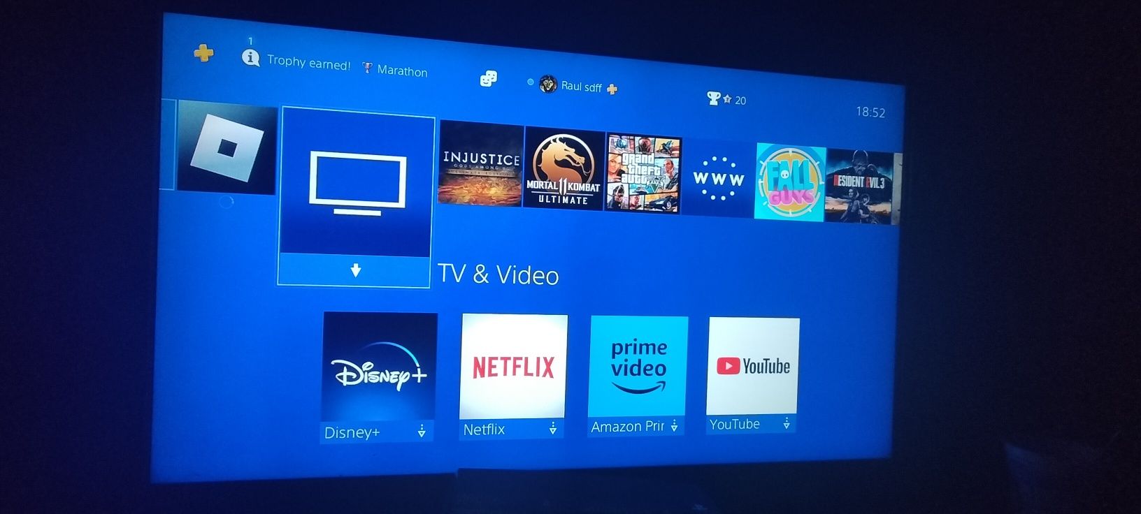 Vând ps 4 cu un controler cabluri HDMI 5m power