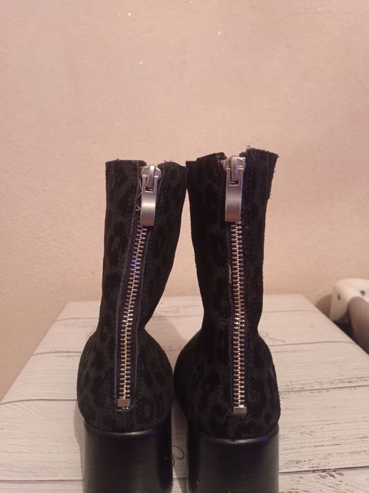 Боти на висок ток