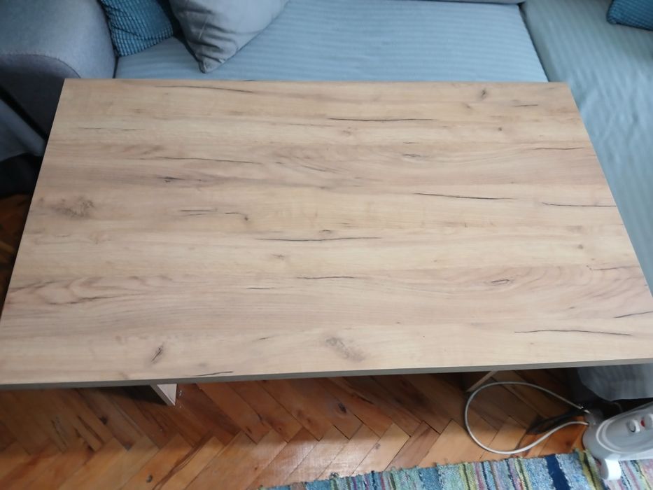 Продавам маса с повдигащ механизъм