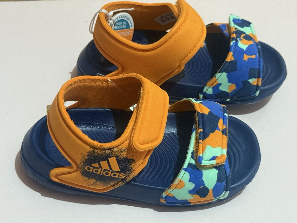 Adidas чисто нови сандали номер 20