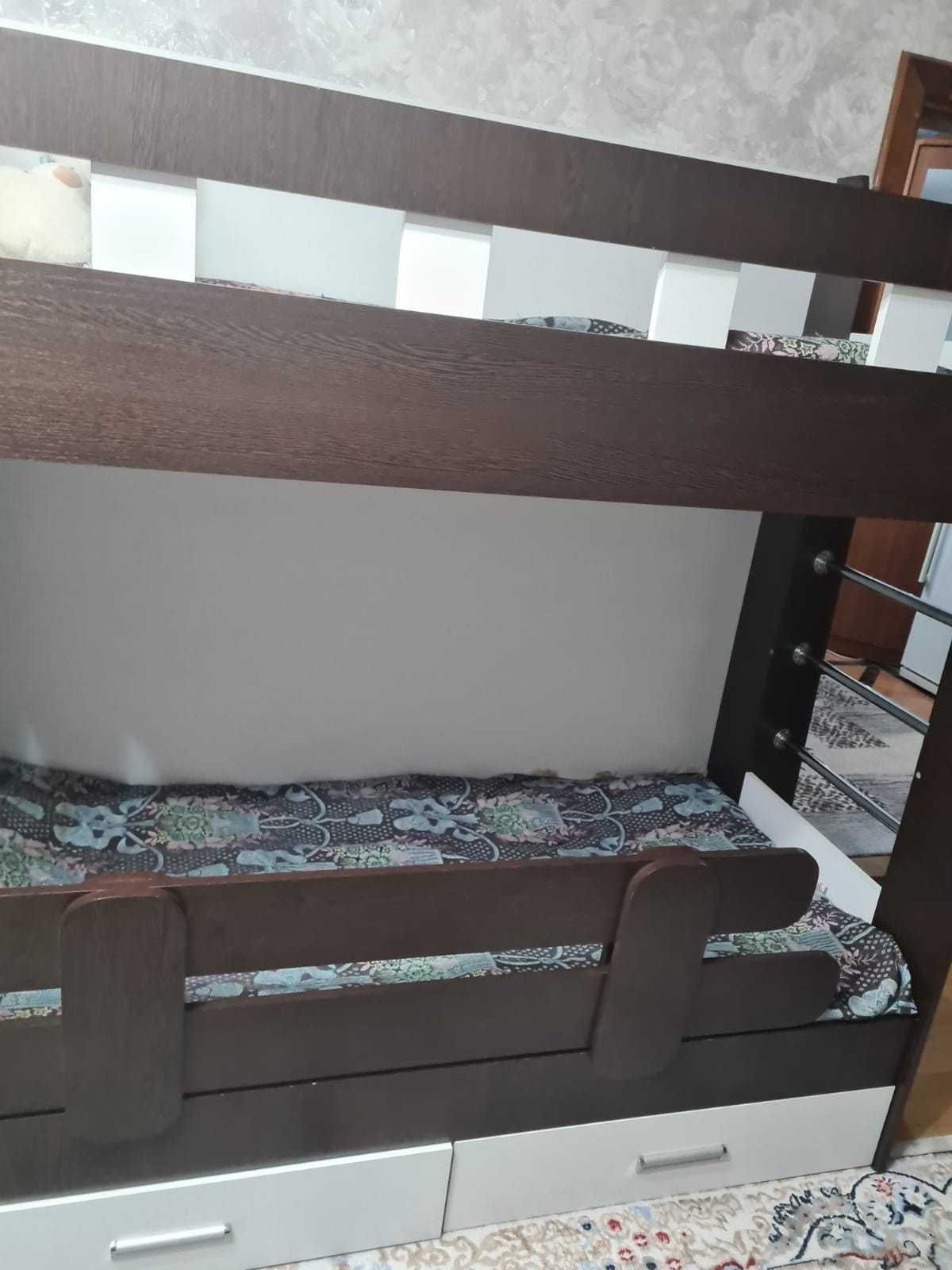 Продам детскую двух ярусную кровать со шкафом в идеальном состоянии.