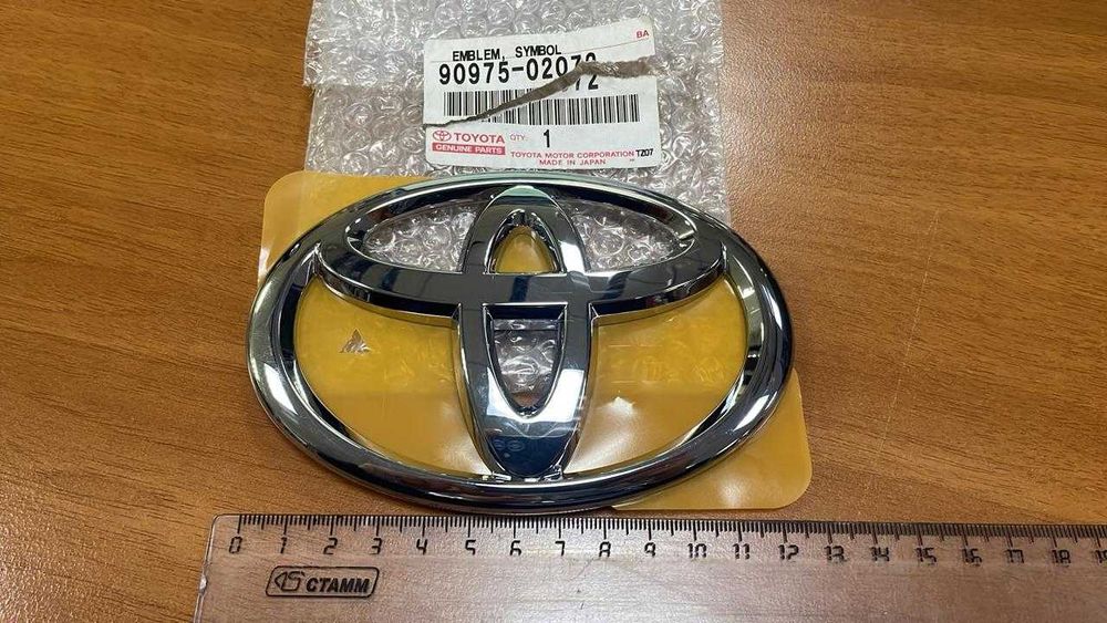 Эмблема на крышку багажника оригинал Yaris Corolla Camry Rav4 4Runner