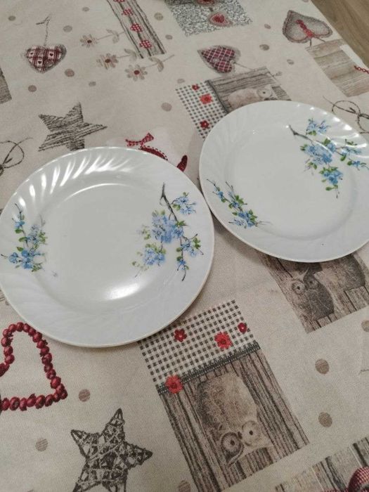 Три порцеланови сервиза за хранене