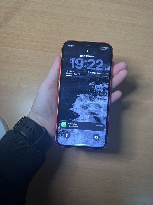 Iphone 12 arată bine telefonul mici urme se vede în poze ..!