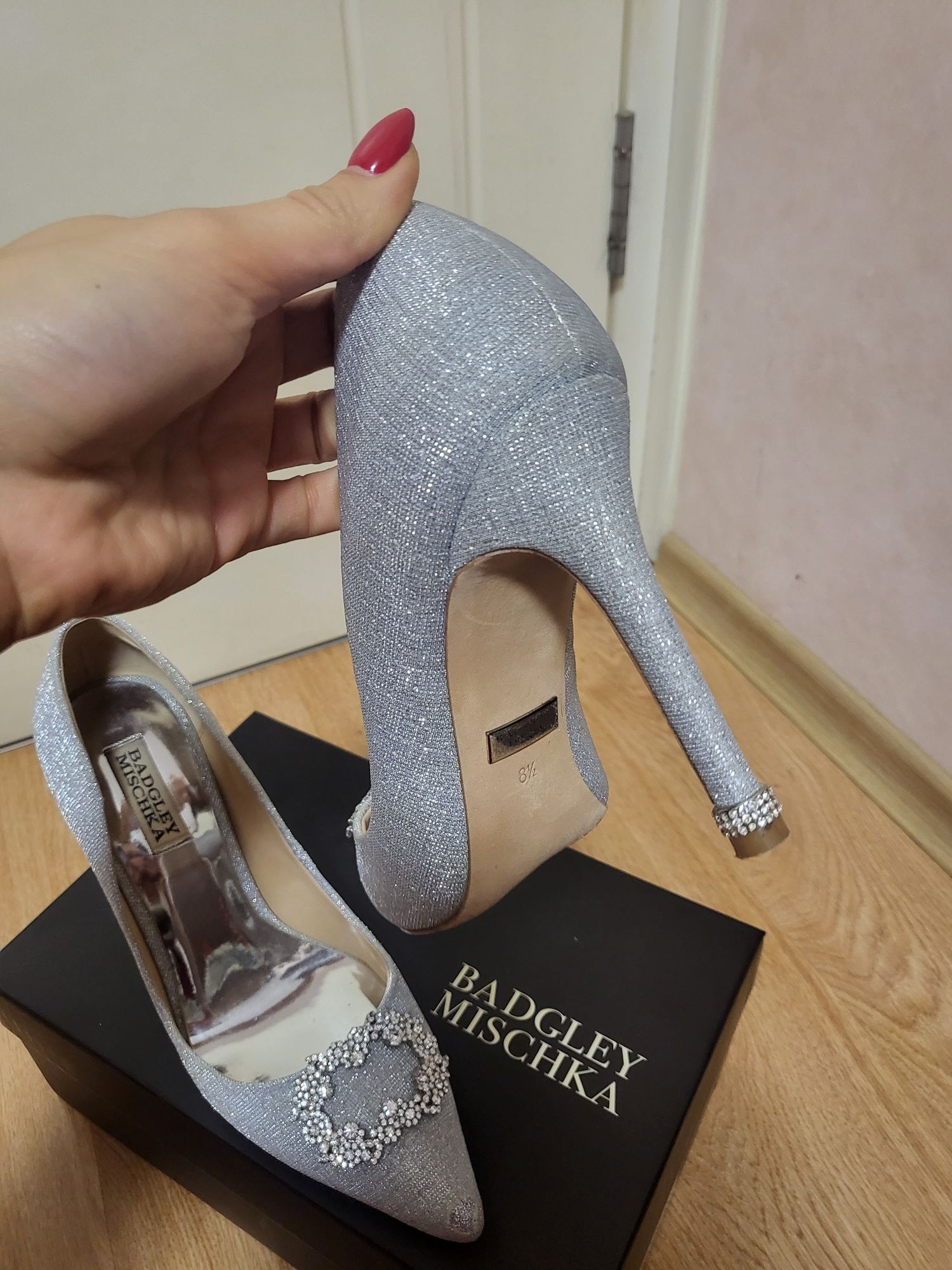 Обувки на ток Badgley Mischka подходящи за сватбени