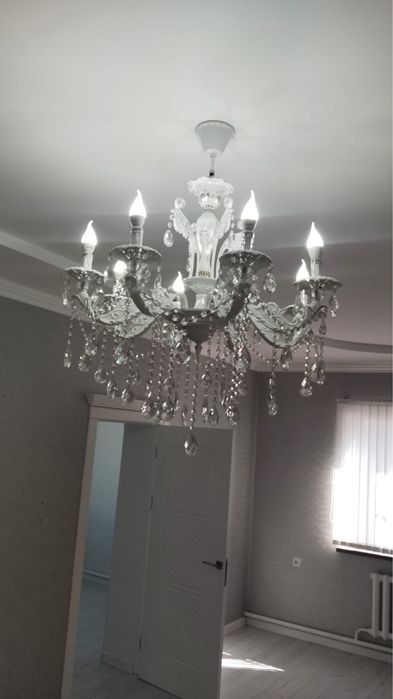 Люстра красивая, белая