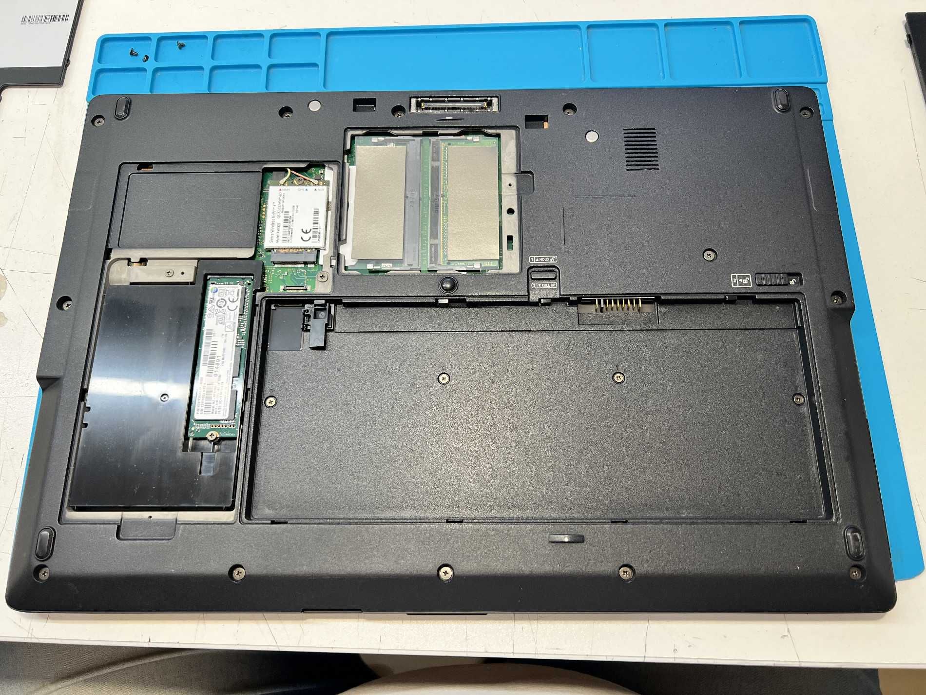 Fujitsu LIFEBOOK U757 15.6" i5-7200U 8GB 260GB/-> Отлично състояние