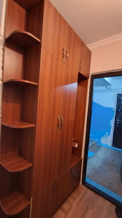 Продается шкаф для прихожей.