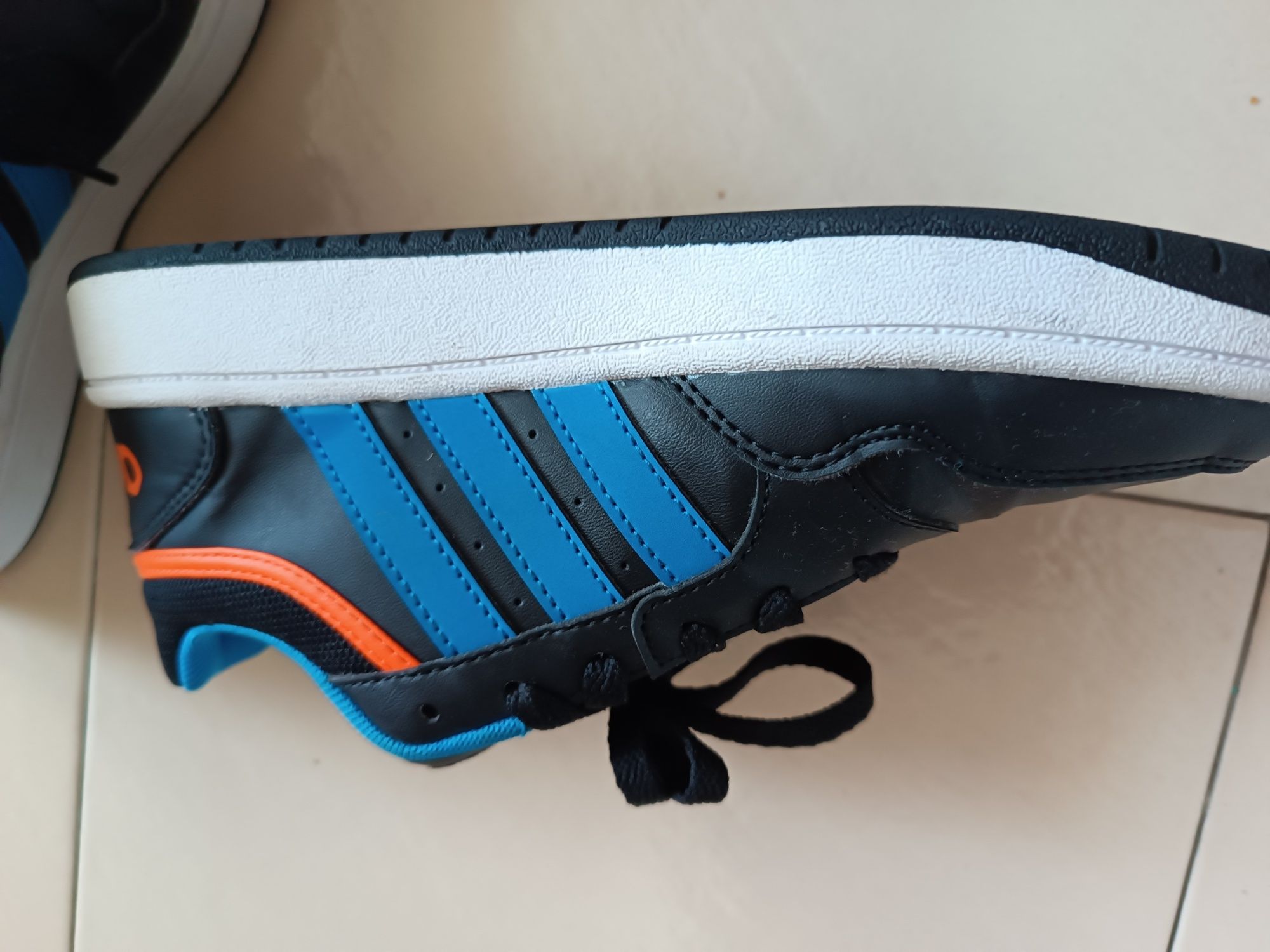 Маратонки adidas р-р  35