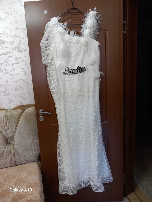 Официално бяла рокля