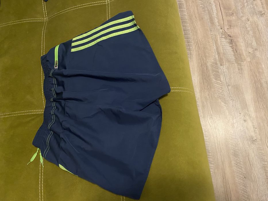 Pantaloni scurti, marca Adidas (M)