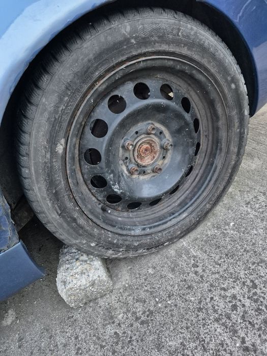 Vând jante de aluminiu si tablă cu cauciucuri