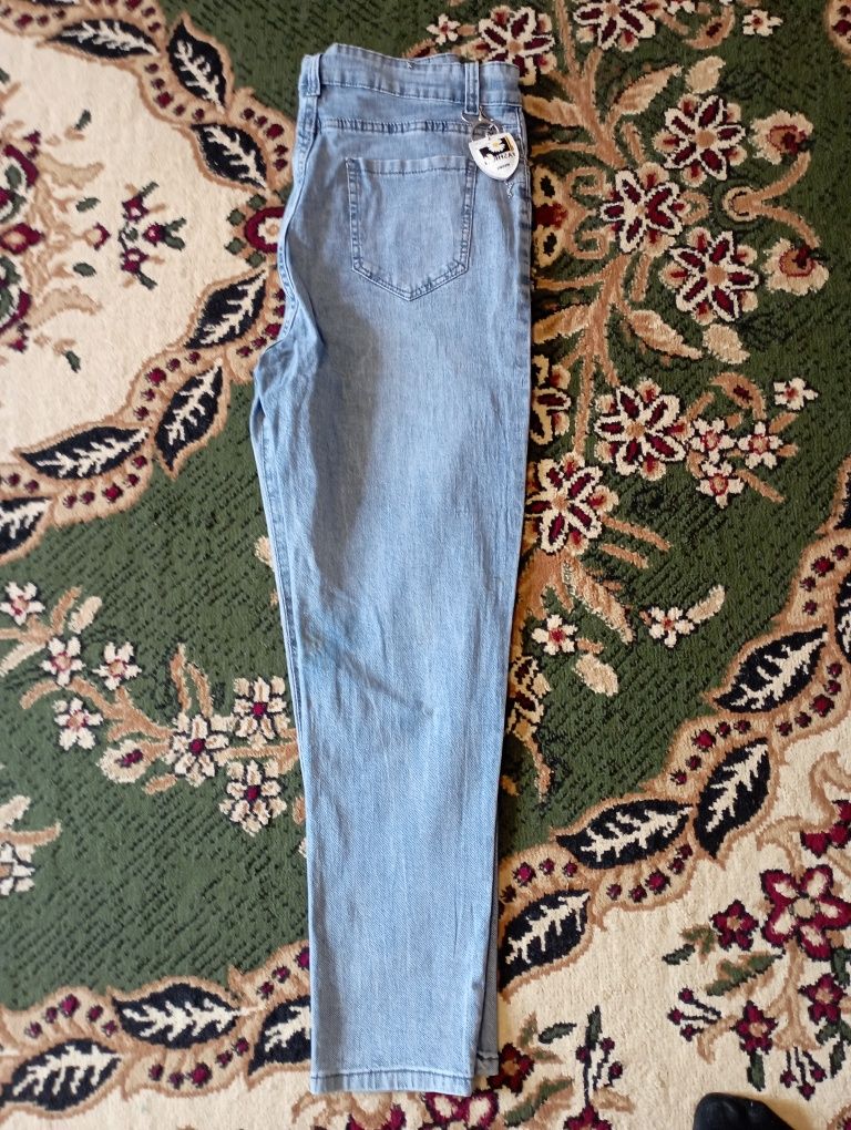 Продается женские джинсы