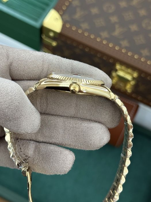 Rolex Day-Date 40mm Gold Onyx Dial