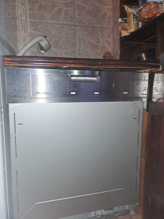Продавам неработеща съдомиялна Miele за вграждане .