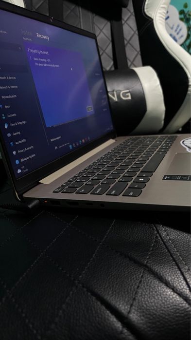 Vând Laptop Lenovo IdeaPad3