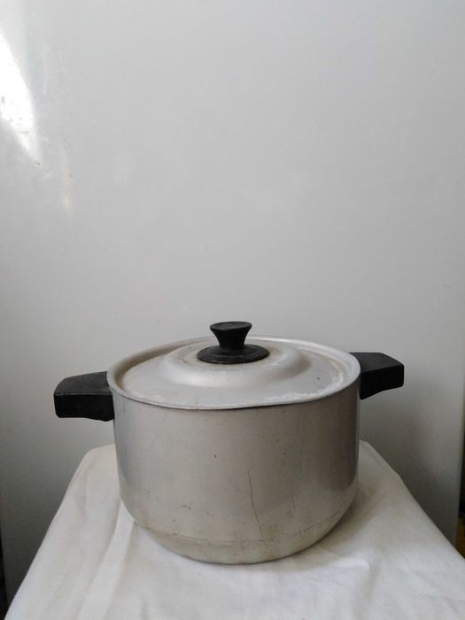 ОТДАМ ДАРОМ кастрюлю, алюминиевую. СРЕДНЮЮ, 3.5л, с крышкой, БУ