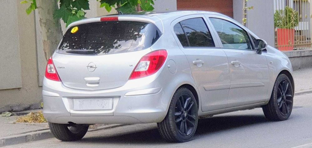 Opel Corsa 1.4 benzină, cutie automată – cu trapă și suport bicicletă!