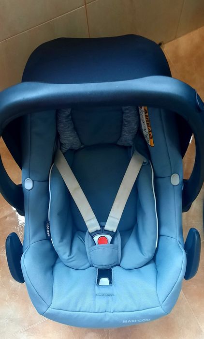 Maxi cosi Кошче за кола + вградени адаптори