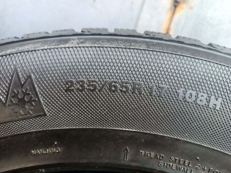 235/65/17 Kumho .
