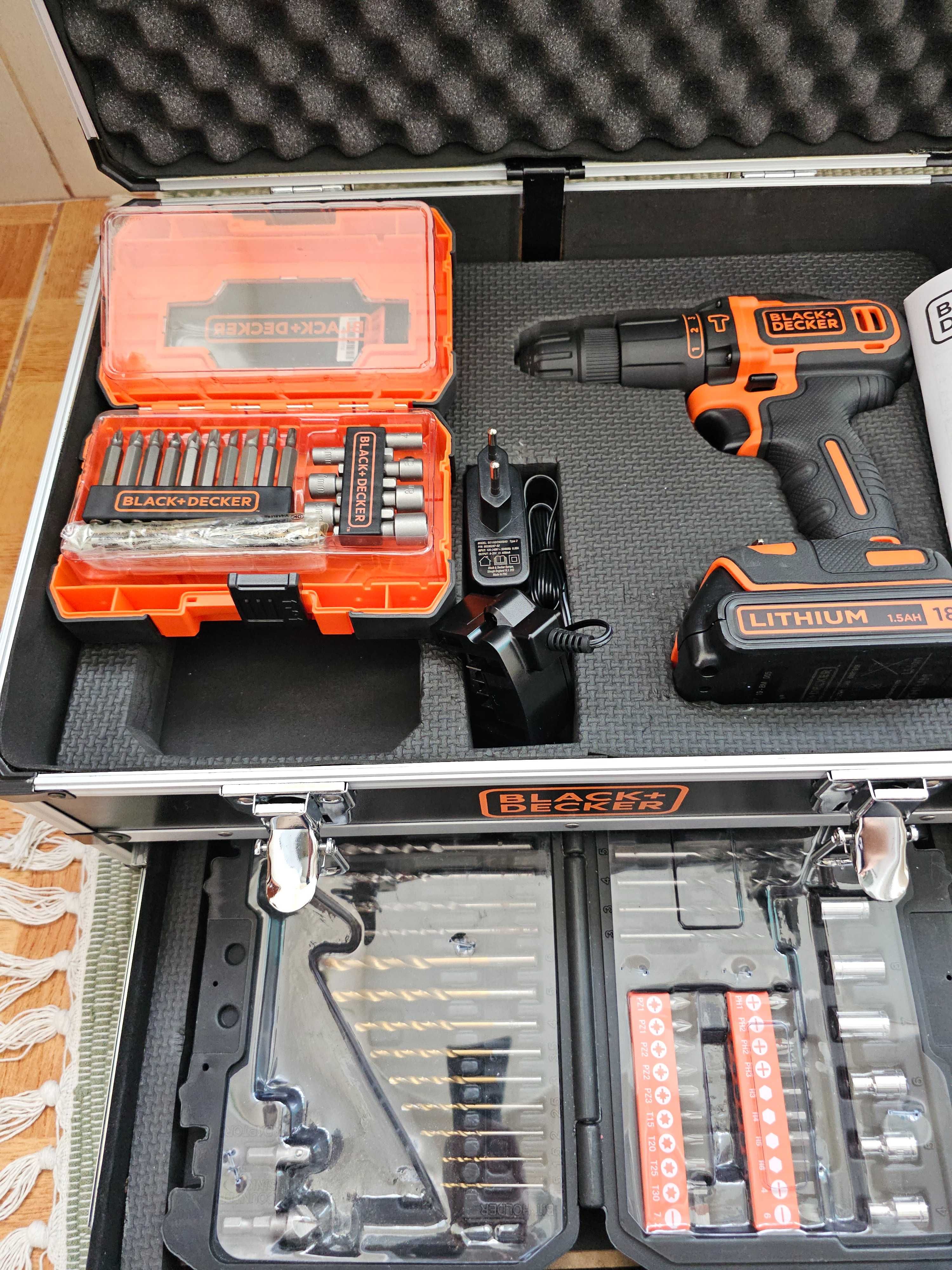 Autofiletanta bormasina Black Decker, cutie metalica, cu baterii