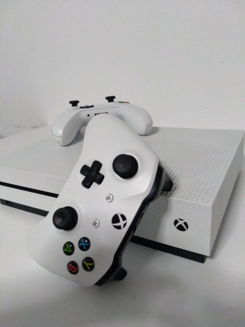 Xbox ONE S 1TB 2 controllere