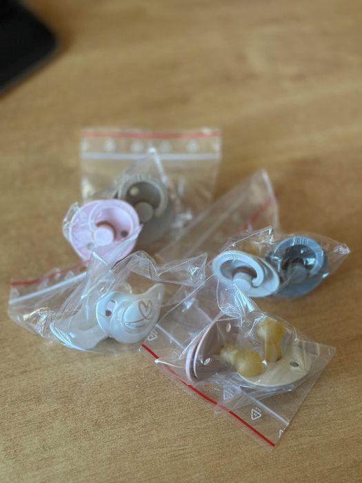 Set 2xsuzeta Bibs Colour Latex 0 luni + Haze/Blossoml utilizat 2 luni