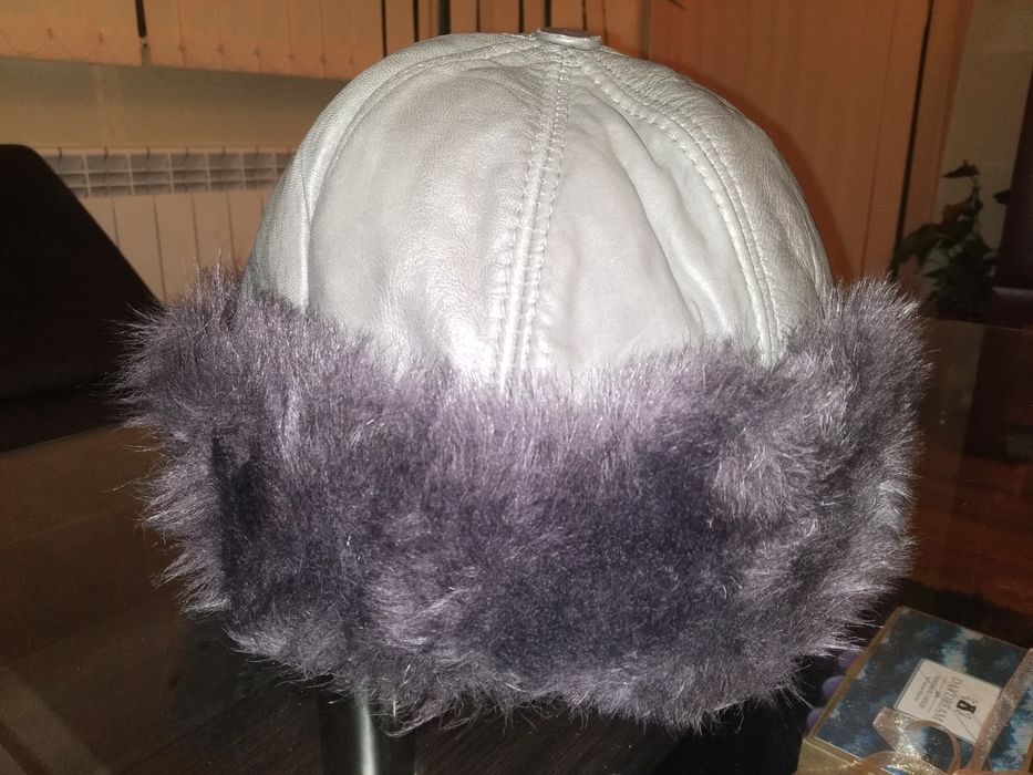 Шапка от естествена кожа пухкава