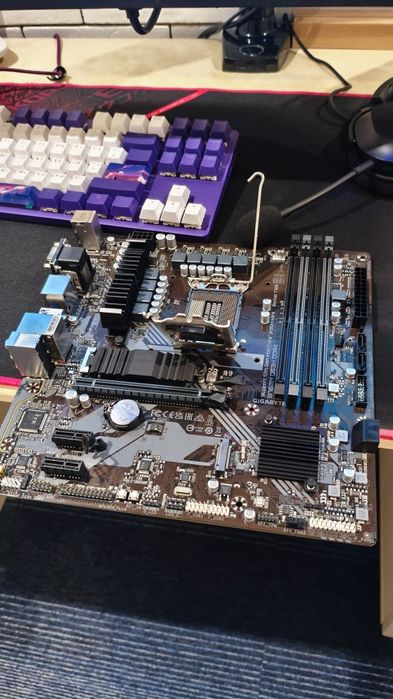 Gigabyte b760 ddr4 замяты ножки сокета
