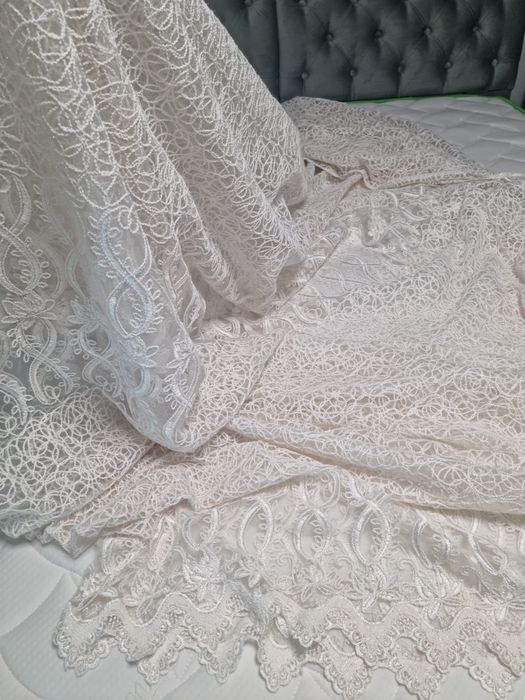 Vând perdea alba cu inserții arginti