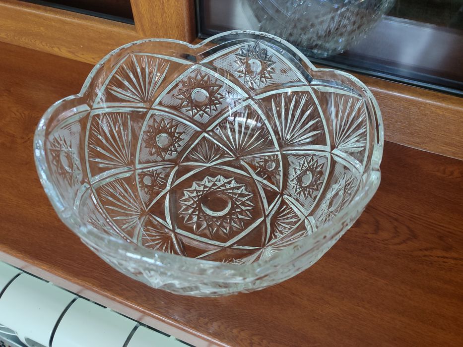 Gul uchun vaza va hrustalniy vaza sotiladi