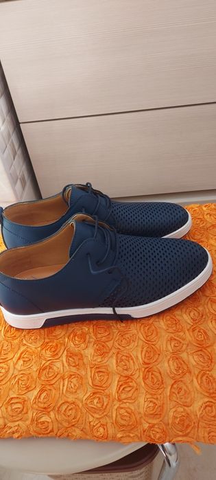 Vând pantofi noi foarte comozi..