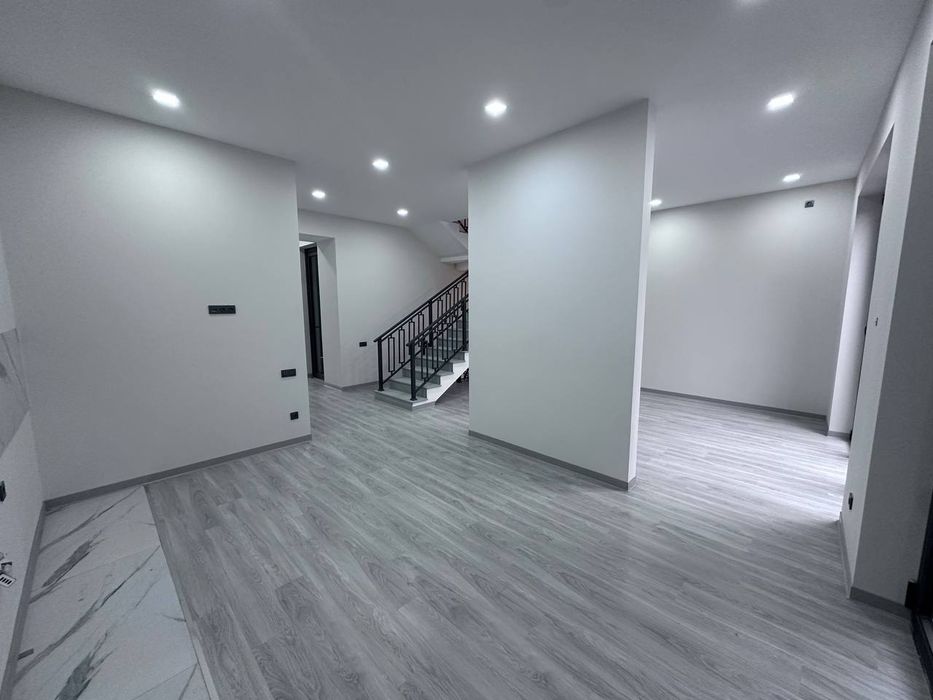 Продаётся дом 220м², участок 1.6 соток, ор-р: Транспортный институт