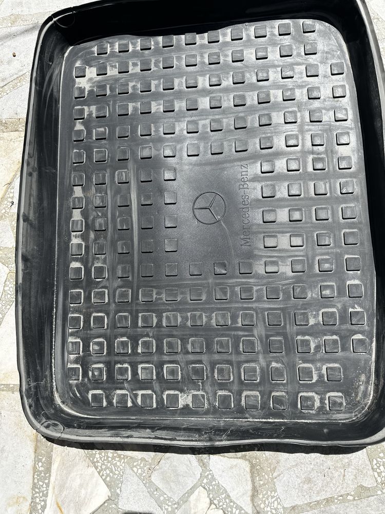 Гумена стелка за багажник w220