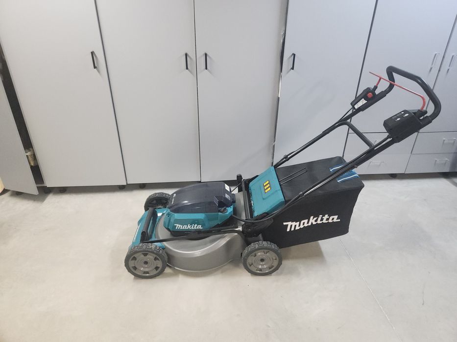 Акумулаторна косачка Makita DLM530Z