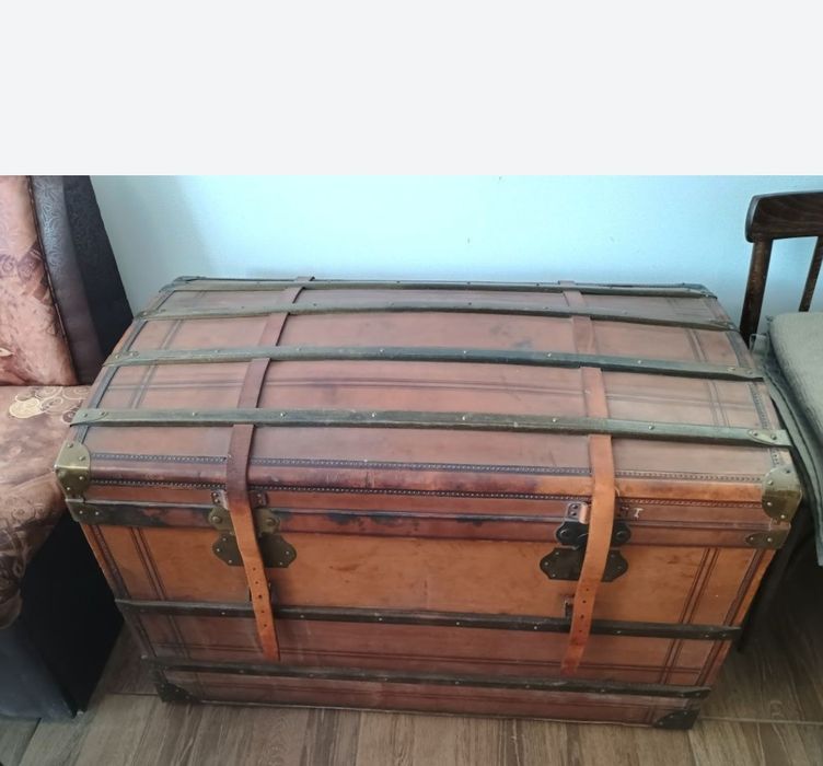 Сандък старинен кожен