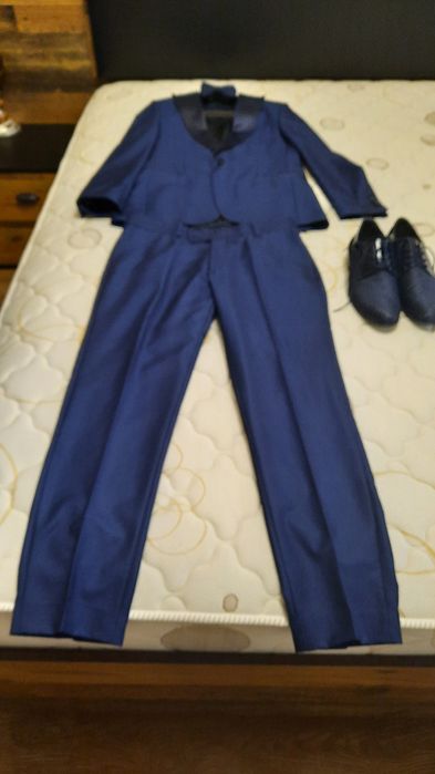 Продавам костюм и обувки на Теодор