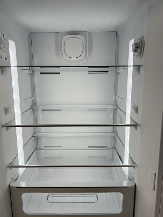 Хладилник Smeg цвят крем