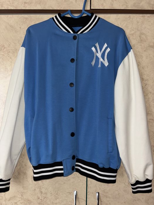 Бомбер голубого цвета