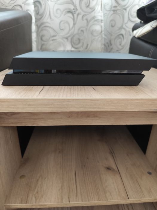 PS4 in stare buna + controler și GOD OF WAR