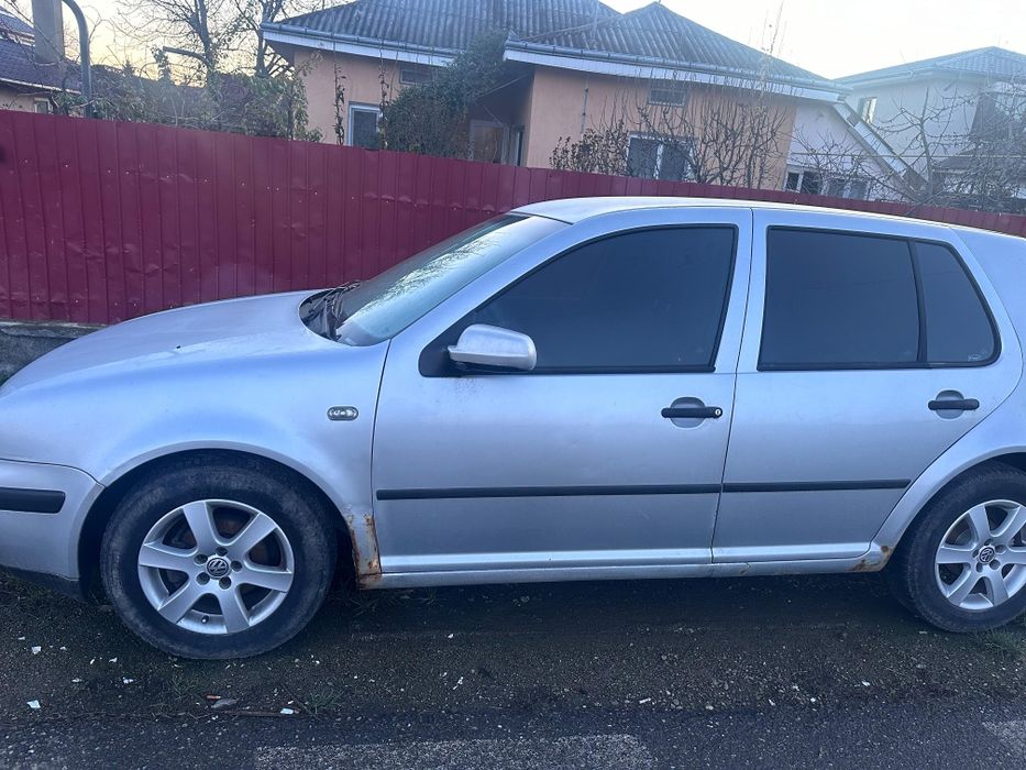 Vând Volkswagen Golf 4