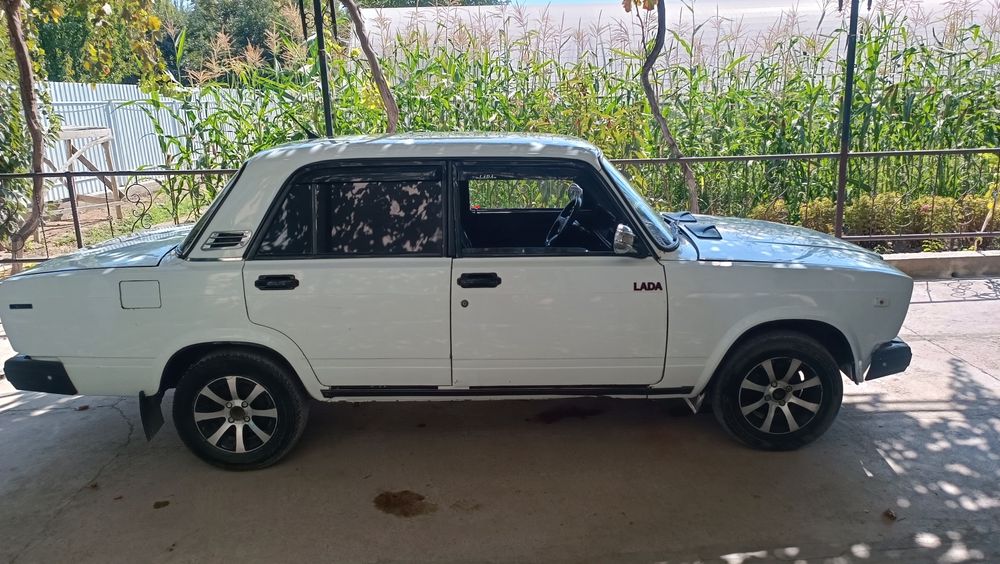 Lada 2107 sotiladi