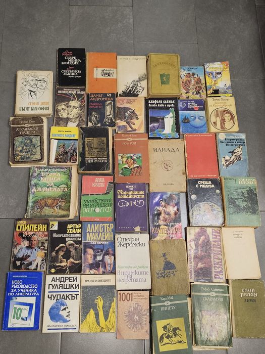 Подарявам множество книги
