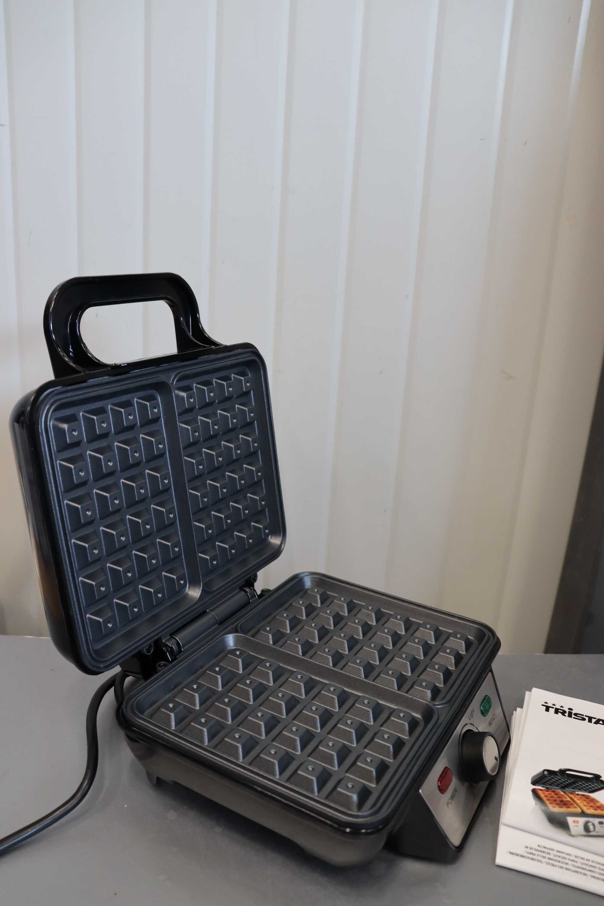 Tristar WF-2195 Гофретник  - Незалепващо покрити 2 гофрети - 1000W