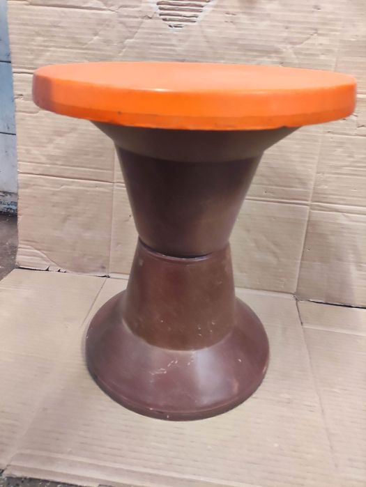Продавам две стари табуретки: дървена и пластмасова