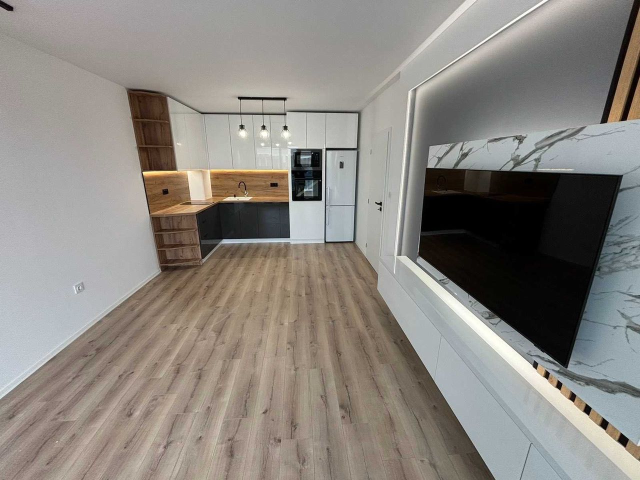 Продава се Тристаен апартамент в Пловдив, Остромила - 90 кв.м за 873 €/кв.м - Снимка #6