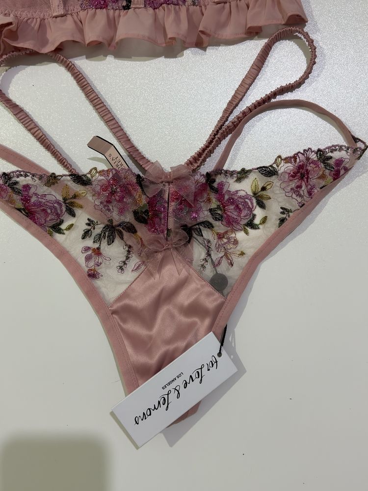 Set nou de lenjerie etichetă For Love and Lemons x Victoria’s Secret